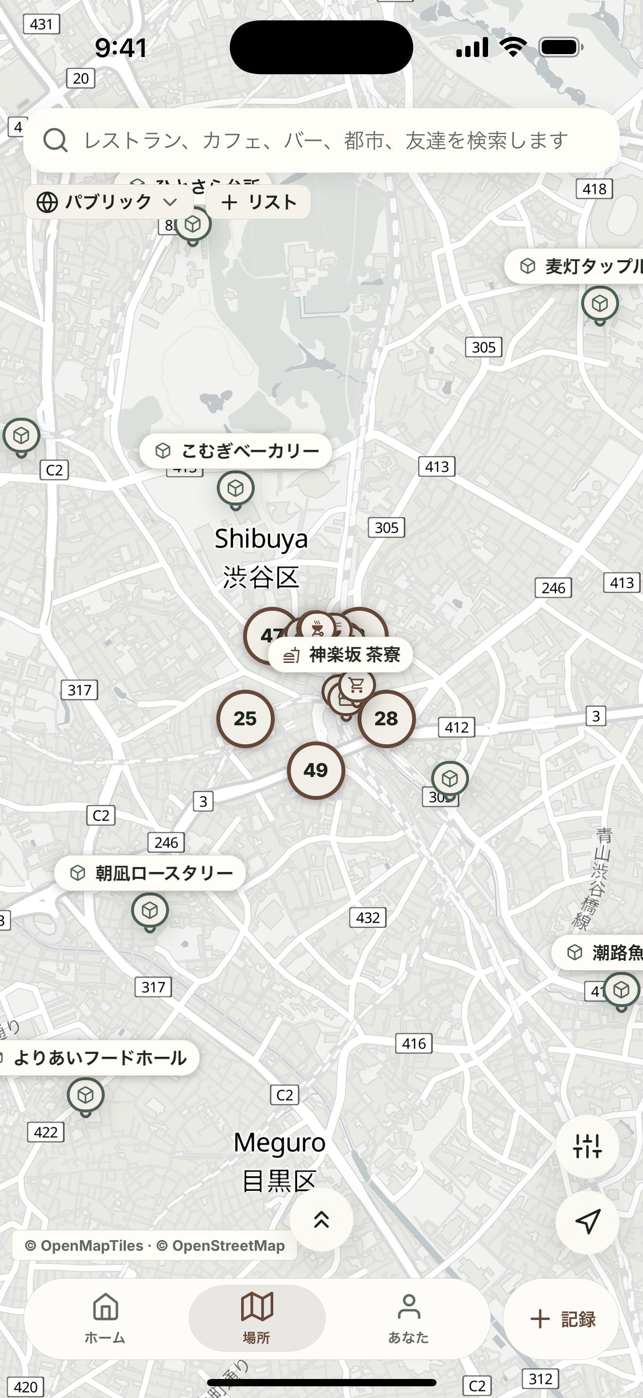 近くのレストラン、カフェ、バー、保存した場所を表示する地図。